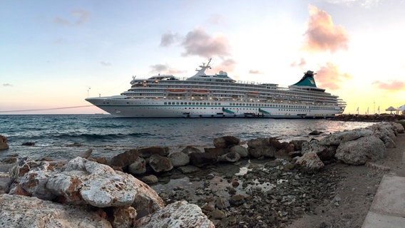 Das Kreuzfahrtschiff "Grand Lady" vor Curacao in der Karibik. © BR/Gerrit Mannes Foto: Gerrit Mannes