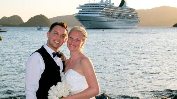 Glückliches Brautpaar Iris und Torsten nach der Hochzeit vor der "Grand Lady" im Sonnenuntergang. © BR/Henning Kröger 