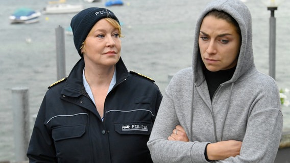 Nele Fehrenbach (Floriane Daniel, l.) befragt die Kellnerin Lena Teuber (Jaëla Probst, r.) zu den Geschehnissen im Restaurant. © ARD/Laurent Trümper 