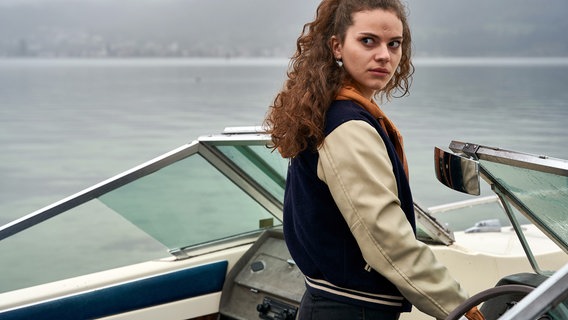 Kellnerin Emma Rau (Emma Preisendanz) wird nach einer Amokfahrt im Boot ihres Vaters, von der WaPo auf dem Bodensee aufgegriffen. © ARD/Nicolas Gradicsky 