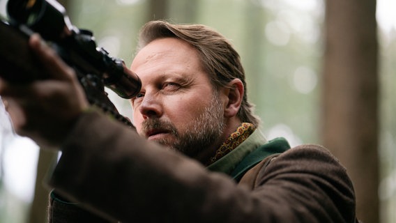 Clemens von Mahnfeld (Maximilian Ergert) auf der Jagd. © ARD/Lucky Bird Pictures/Angela M. Schlabitz 