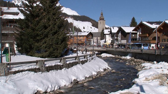 Mondän geht es zu in Lech am Arlberg: berühmter Ski-Ort am gleichnamigen Fluss. © HR 