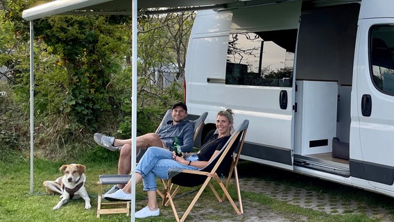 Svenja (r) und Jan Krüger vor ihrem Glamping Van auf einem Campingplatz in den Dünen von Nordholland. © WDR/sagamedia 