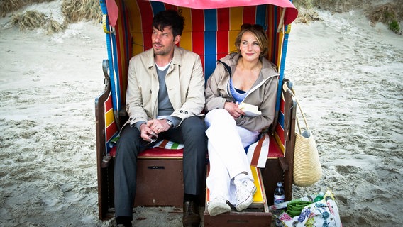 Katharina und Sebastian in einem Strandkorb am Strand © ARD Degeto/Svenja von Schultzendorff 