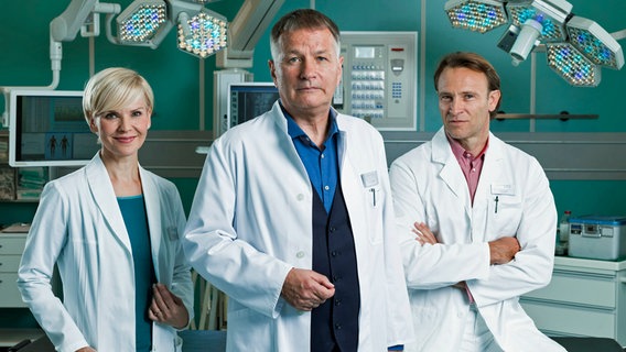 von links: Dr. Kathrin Globisch (Andrea Kathrin Loewig), Dr. Roland Heilmann (Thomas Rühmann), Dr. Martin Stein (Bernhard Bettermann) © MDR/Saxonia/Tom Schulze 
