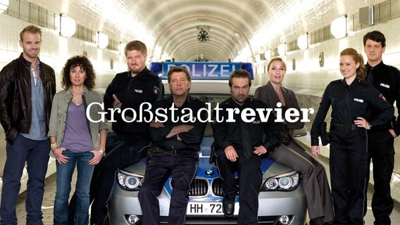 Logo der Serie Großstadtrevier mit der Mannschaft vor einem Polizeiwagen im Elbtunnel © ARD / Thorsten Jander 
