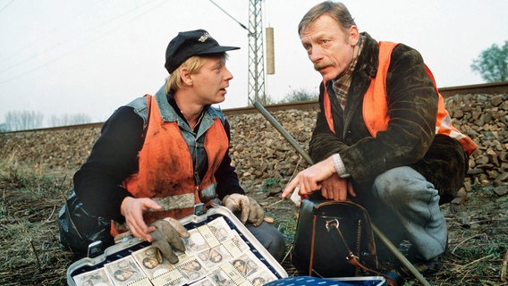 Die Streckenwärter Jobst Dettmann (Ben Becker) und Richard Lansky (Otto Sander) finden am Bahndamm einen Koffer mit ausländischem Geld. © ORB/Kindermann 