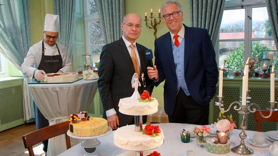 Lutz Ackermann (rechts) mit Gesprächspartner Dietmar Althof und Hochzeitstorten. © © NDR/Reiner Heller 