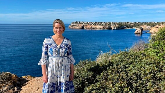 Moderatorin Judith Rakers ist unterwegs an Mallorcas Küste. © WDR/Bavaria Entertainment GmbH 
