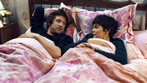 Eigentlich wollte Camille (Audrey Tatou) nicht mit Franck (Guillaume Canet) im Bett landen. © NDR/ARD Degeto 