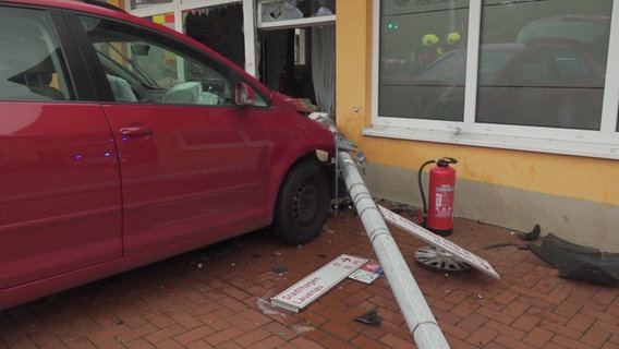 Ein Auto, nachdem es in Rodenberg gegen eine Hauswand gefahren ist. © Hannover Reporter 