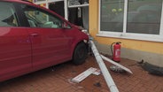 Ein Auto, nachdem es in Rodenberg gegen eine Hauswand gefahren ist. © Hannover Reporter 