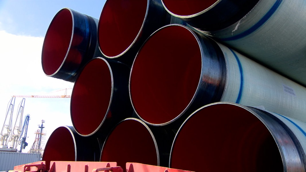 Die Rohre für die Pipeline liegen bereit