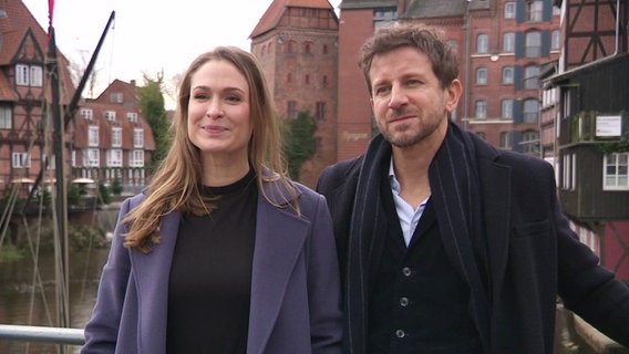 Zwei Schauspieler der Telenovela Rote Rosen posieren in Lüneburg. © Screenshot 