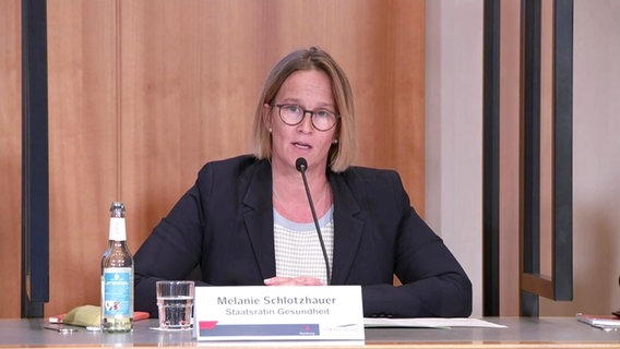 Melanie Schlotzhauer, Staatsrätin Gesundheit in Hamburg, spricht auf einer Pressekonferenz.  