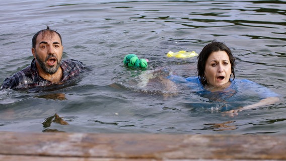 Toni (Adnan Maral) und Farah (Şiir Eloğlu) gehen unfreiwillig baden. © ARD Degeto/Yalla Productions 