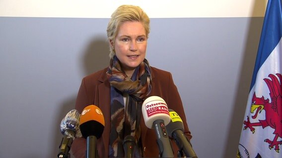 Manuela Schwesig speaks during a press conference Photo: NDR