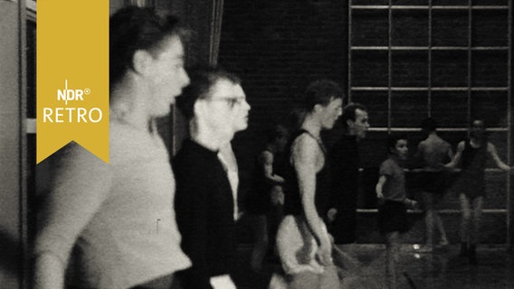 Jugendliche Sportler beim Seilspringen in der Halle (1963).  