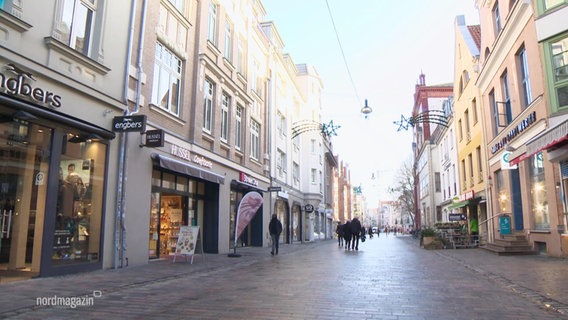 Eine leere Einkaufsstraße.  