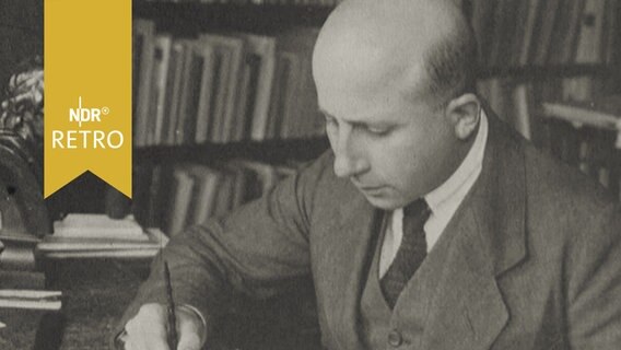 Publizist Kurt Hiller am Schreibtisch (ca. 1935)  