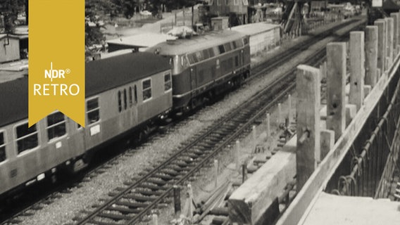 Personenzug passiert eine Brückenbaustelle in Oldenburg (1965)  