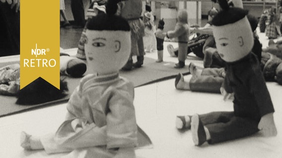 Marionetten in einer Ausstellung in Hameln 1965  