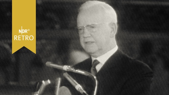 Bundespräsident Heinrich Lübke bei seiner Festrede zum Abschied des Bremer Bürgermeisters Wilhelm Kaisen 1965  