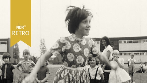 Mädchen beim Seilspringen auf einer Wiese (1965)  