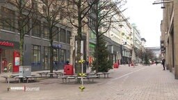Eine menschenleere Einkaufsstraße in der Hamburger Innenstadt.