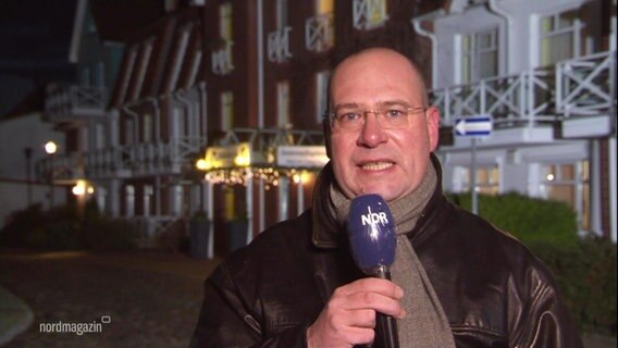 Reporter Christoph Kümmritz stands in front of the nursing home.  