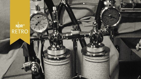 Blick auf ein Detail einer Herz-Lungen-Maschine 1965 mit Kompressoren und Messanzeige  
