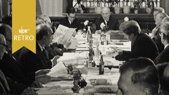 Hauptversammlung des Naturschutzvereins Lübeck 1965: Zahlreiche Männer an einem langen Gasthaustisch  