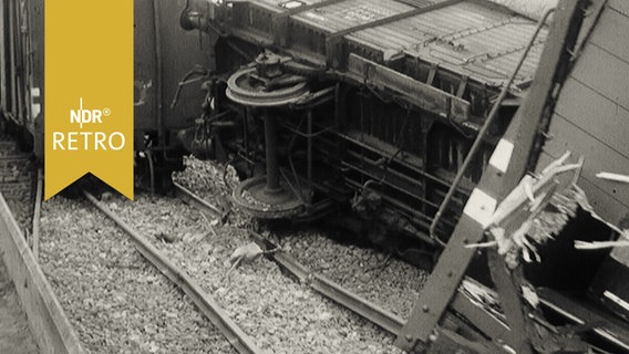 Umgestürzter Waggon eines Güterzugs neben den Gleisen (1965)  