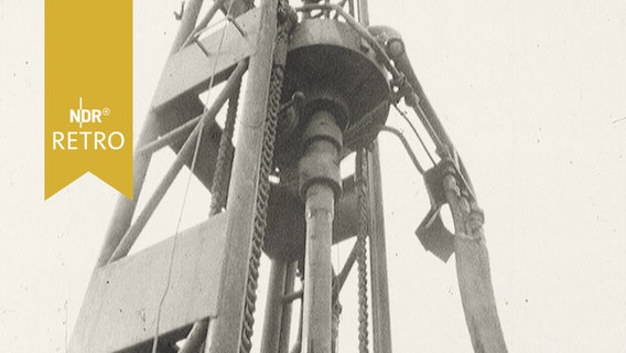 Bohrturm eines Probe-Förderanlage für Erdöl im Emsland (1965)  