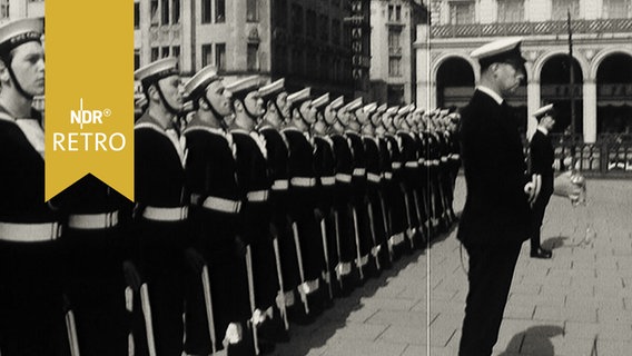 Britische Marinesoldaten beim Appell auf dem Hamburger Rathausmarkt 1965  