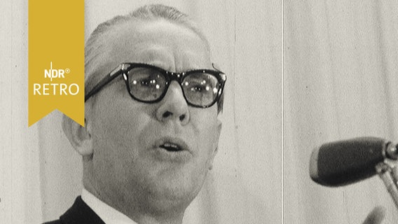 Bundesverteidigungsminister Kai-Uwe von Hassel bei Rede auf der CDU-Wirtschaftstagung 1965 in Celle  
