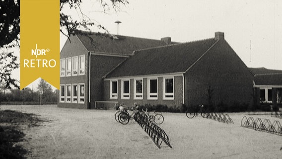Fahrradständer vor einem Schulgebäude in Aurich 1965  