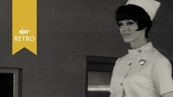 Model präsentiert neue Mode für Krankenpflegerinnen (1965)  