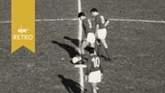 Spieler von Holstein Kiel beim Anstoss (1961)  