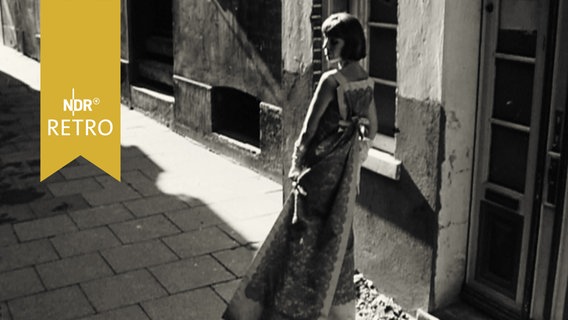 Mannequin präsentiert neue Mode 1964 in einer Gasse des Schnoor in Bremen  