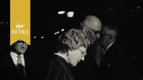 Königin Juliana der Niederlande beim Theaterbesuch 1964  