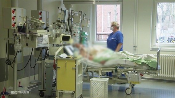 A patient on a ventilator and a nurse in the Ludwigslust hospital.  