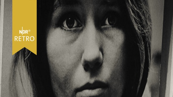 Porträtfoto einer Frau auf der Weltausstellung für Fotografie in Lübeck 1965  