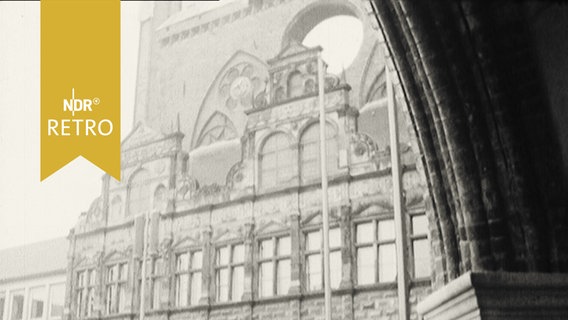 Backsteingotische Fassade des Lübecker Rathauses (1965)  
