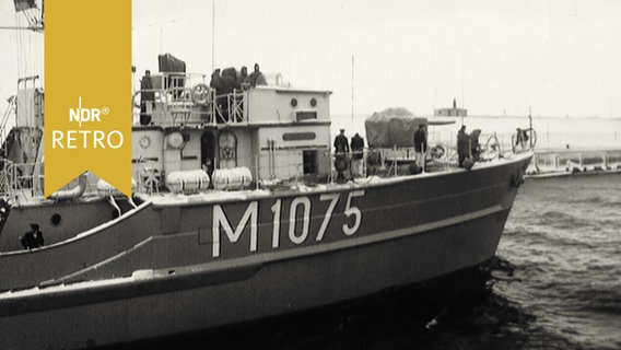 Boot der Bundesmarine beim Auslaufen aus dem Hafen Wilhelmshaven (1965)  