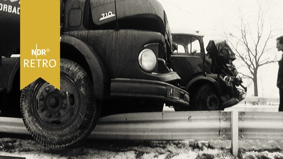 LKW auf einer Leitplanke bei Glätteunfall 1965  