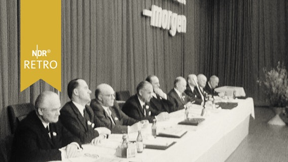 Etliche Männer auf dem Podium des CDU-Bauernkongresses in Oldenburg 1965  