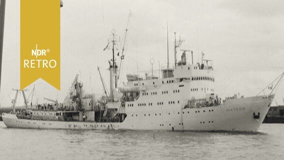 Forschungsschiff "Meteor" auf der Elbe bei Hamburg 1965  