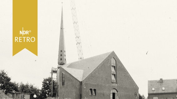 Kran bei Montage eines Kirchturms (1965)  
