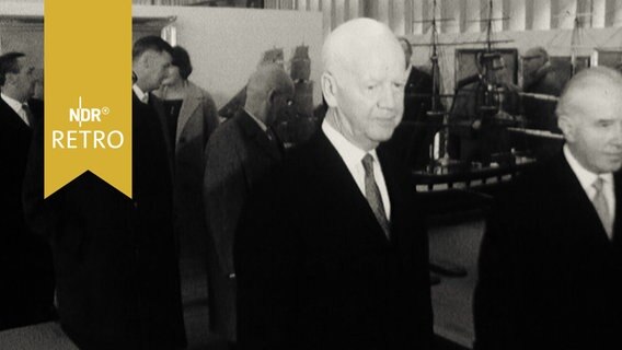 Bundespräsident Heinrich Lübke bei Rundgang zur Eröffnung des Focke-Museums in Bremen (1964)  